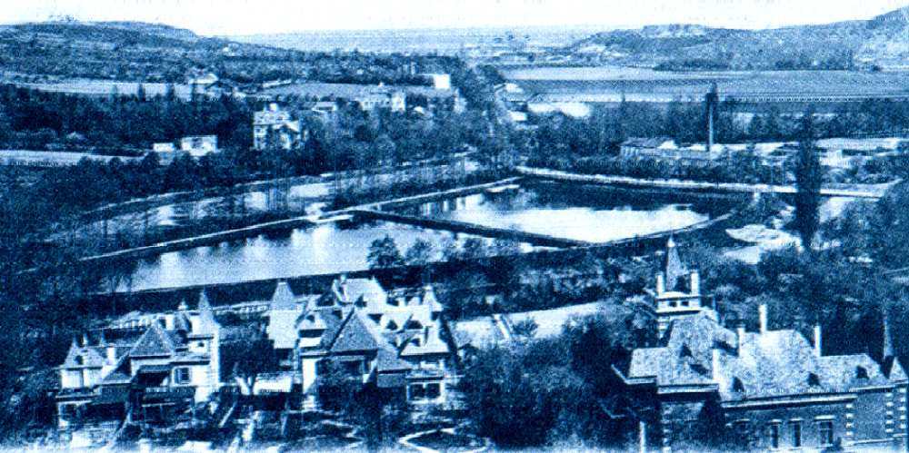 Historický pohled na úpravnu Pisárky v r. 1910 - usazovací nádrže, za nimi parní čerp. stanice